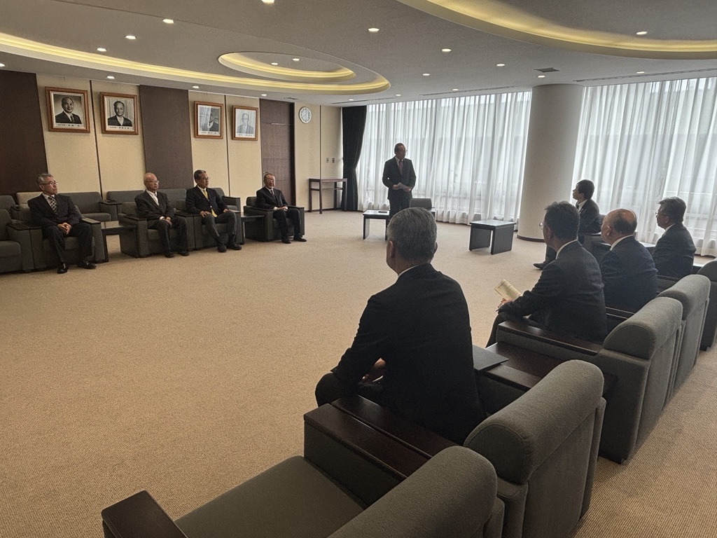 小牧市区長会地区会長が市長を表敬訪問しました